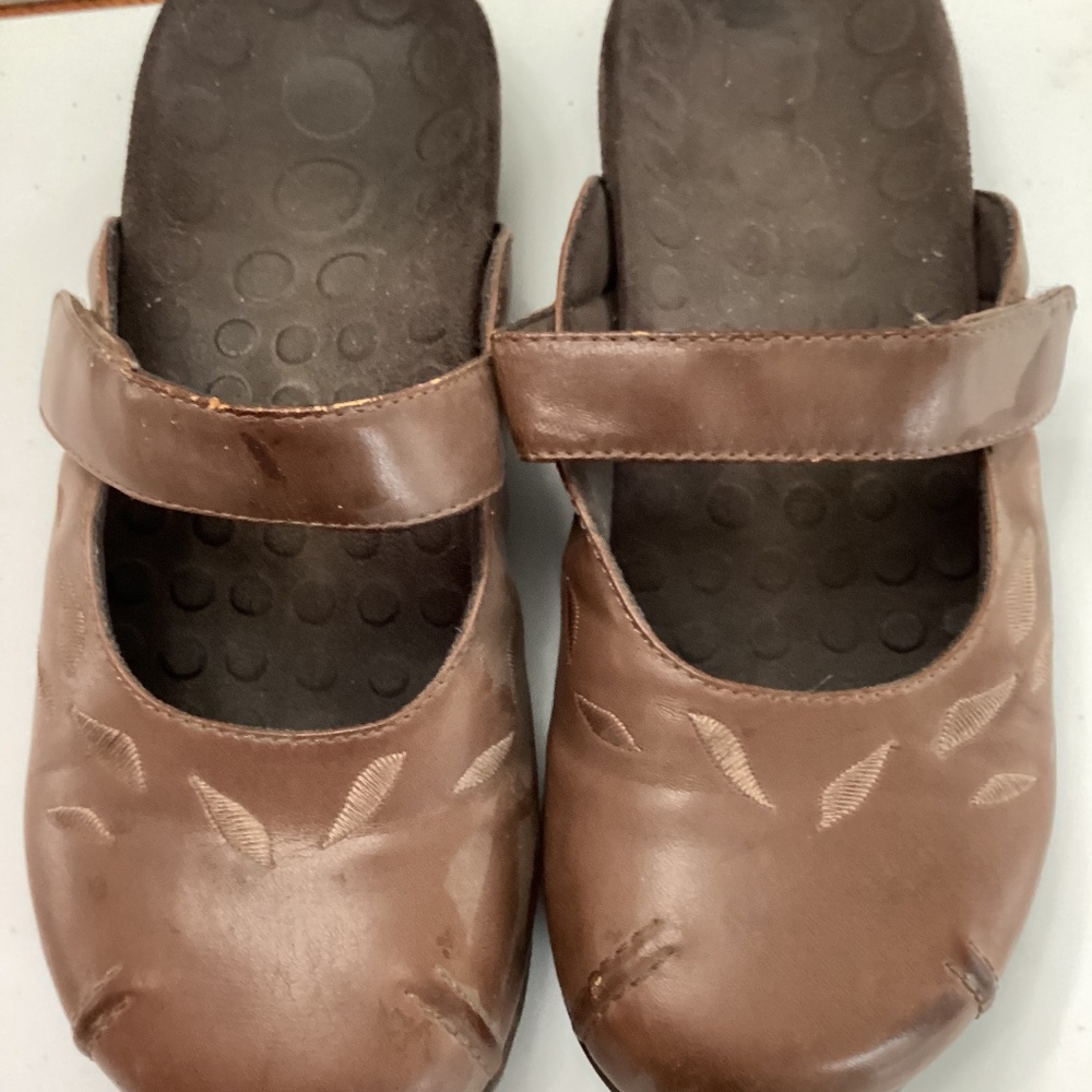 Orthoheel leather clogs size 8